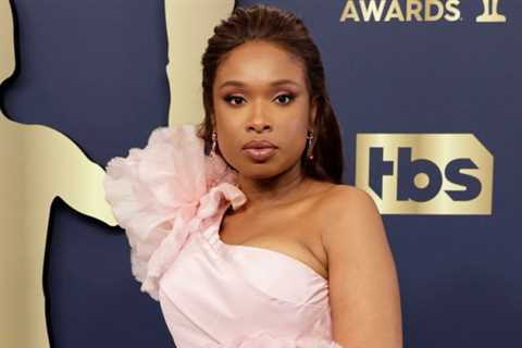 Jennifer Hudson is “Pretty In Pink” at the 2022 SAG Awards.