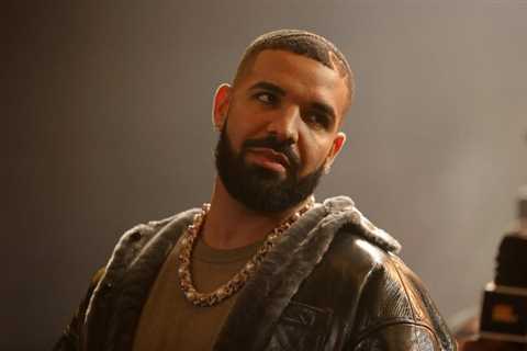 Drake seen rocking $1.9 million homer chain at Lakers game
