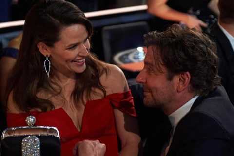 Jennifer Garner & Bradley Cooper had an ‘Alias’ reunion at the Oscars 2022 that continued right..